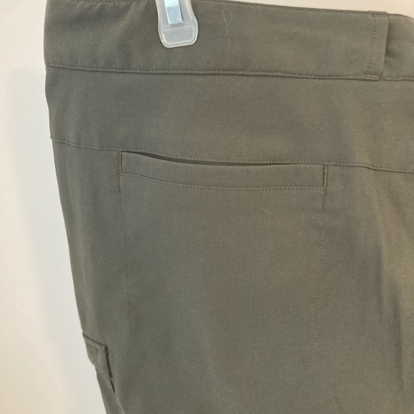 Green Cargo Shorts with Knee Length and Durable Material - Picture 5 of 12